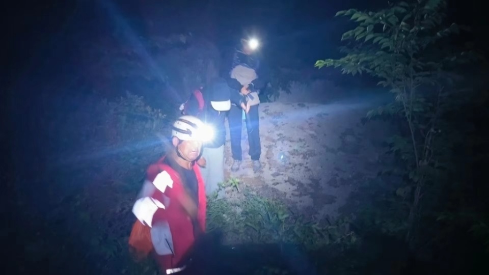 又一起!跟着户外软件走野路,俩大学生爬崂山被困,救援队连夜施救