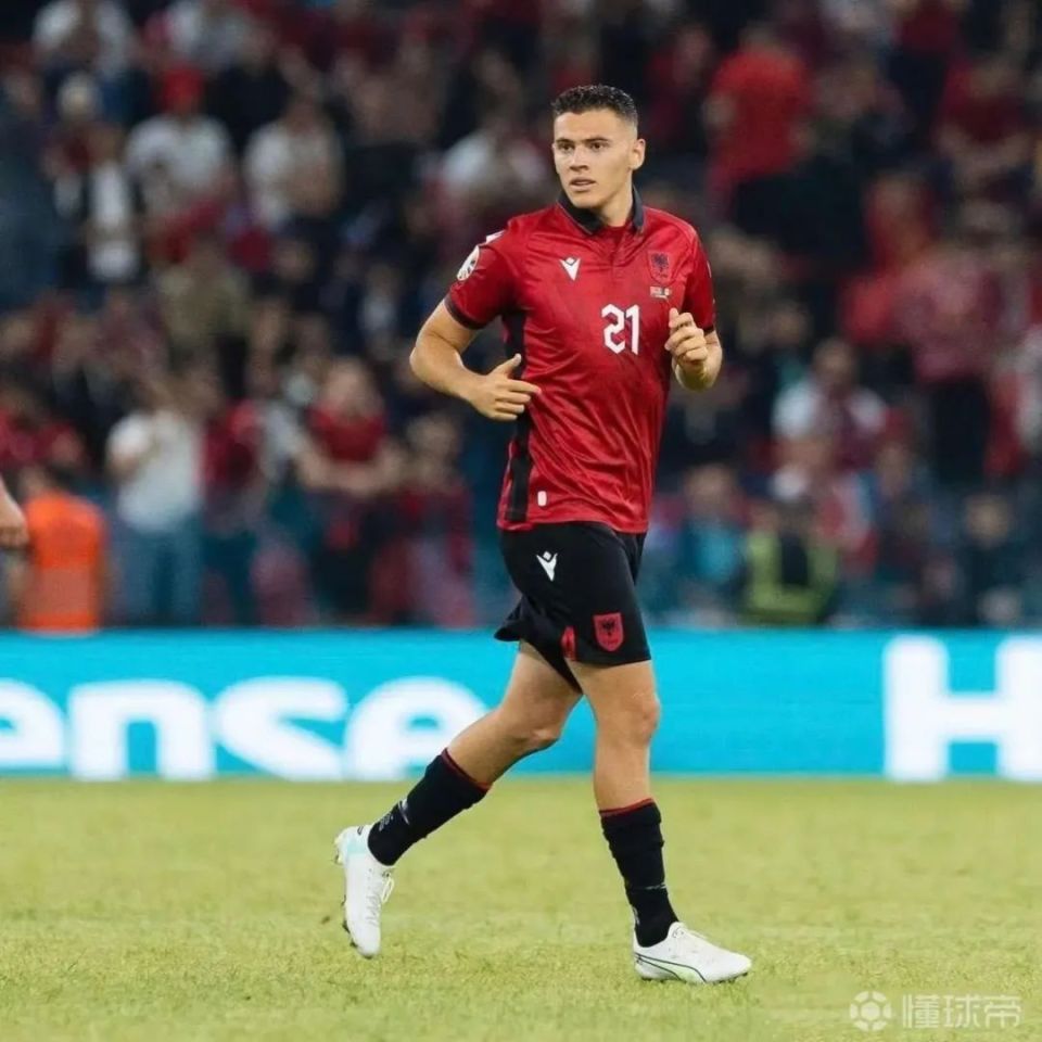 在足球领域中,中后场拥有众多来自意甲的球星,他们展现出了非凡的