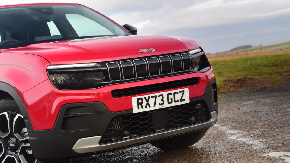 搭载1.2t三缸发动机,jeep avenger燃油版实车图发布_