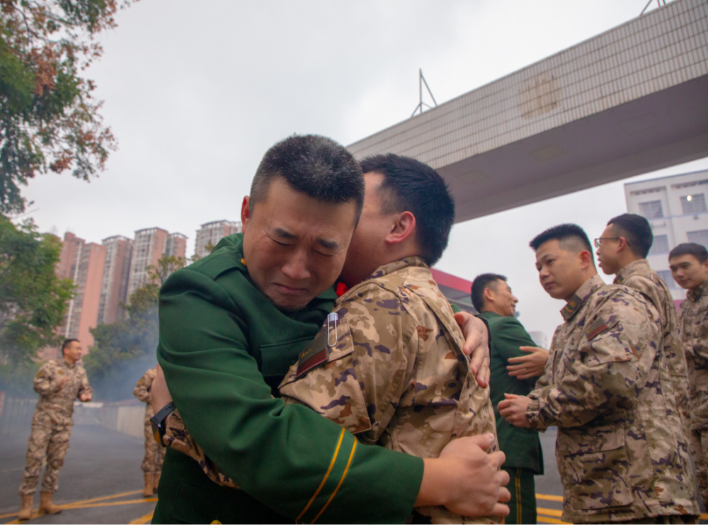 再见班长武警湖南总队举行欢送老兵仪式