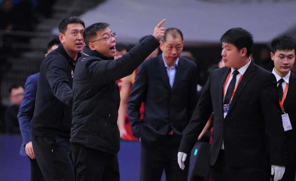 CBA3消息！方俊暗讽裁判，恐被CBA公司处罚 哈德森重返辽篮_腾讯新闻