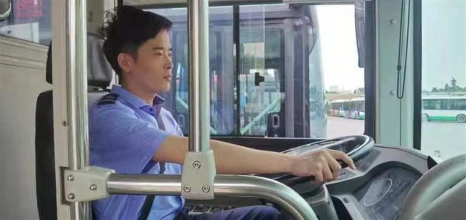 梦境的隐喻，解析梦见坐公交车自己光着脚上车的深层含义