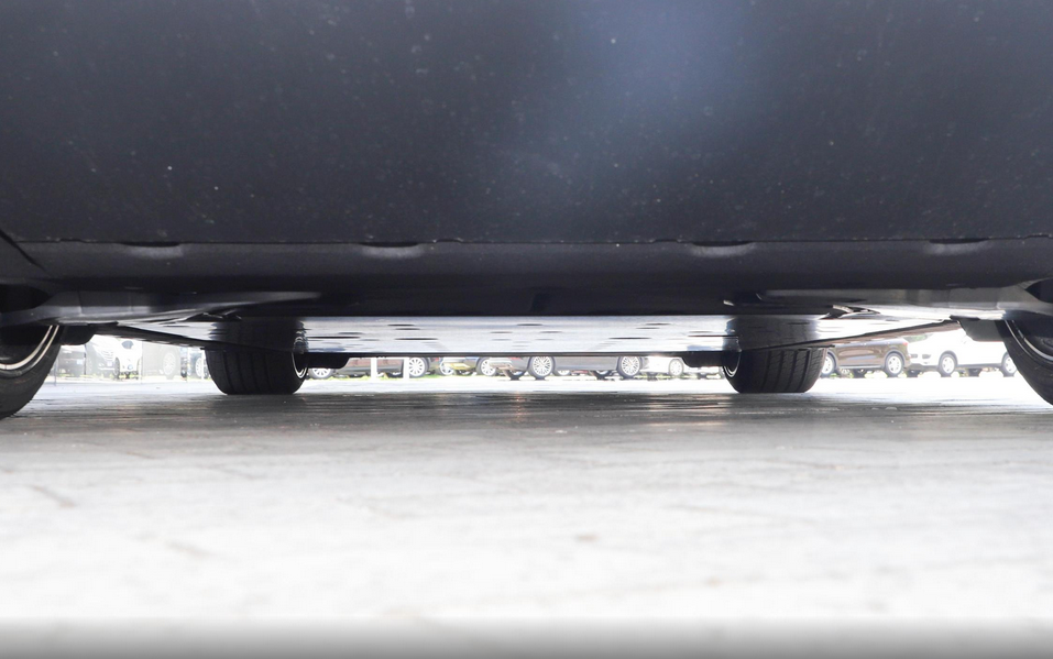 采用三腔空气悬架,底盘软硬可调,保时捷taycan延续赛道基因