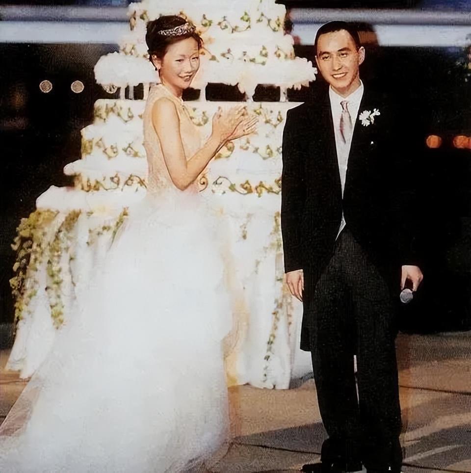 大女儿罗琪茵的丈夫庄友坚则是香港中南证券的掌舵人,有"壳股玩家"之