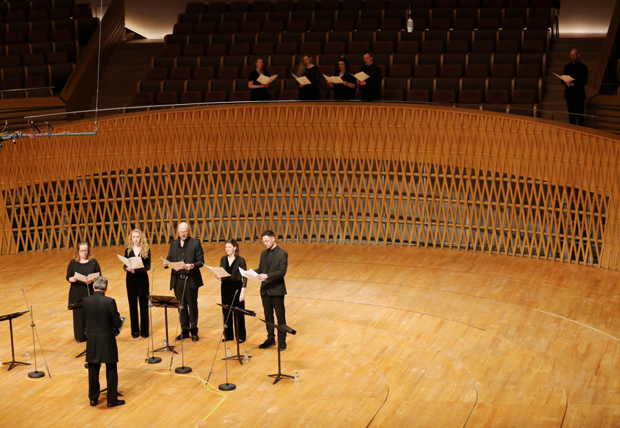 坐在拥有1000多个座位的音乐厅里,你能听见每一个人明亮,清晰的声音