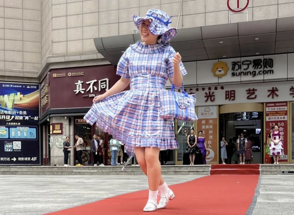 "这场时装秀的形式很新颖,真没想到那些曾经被我们忽视的塑料袋,编织
