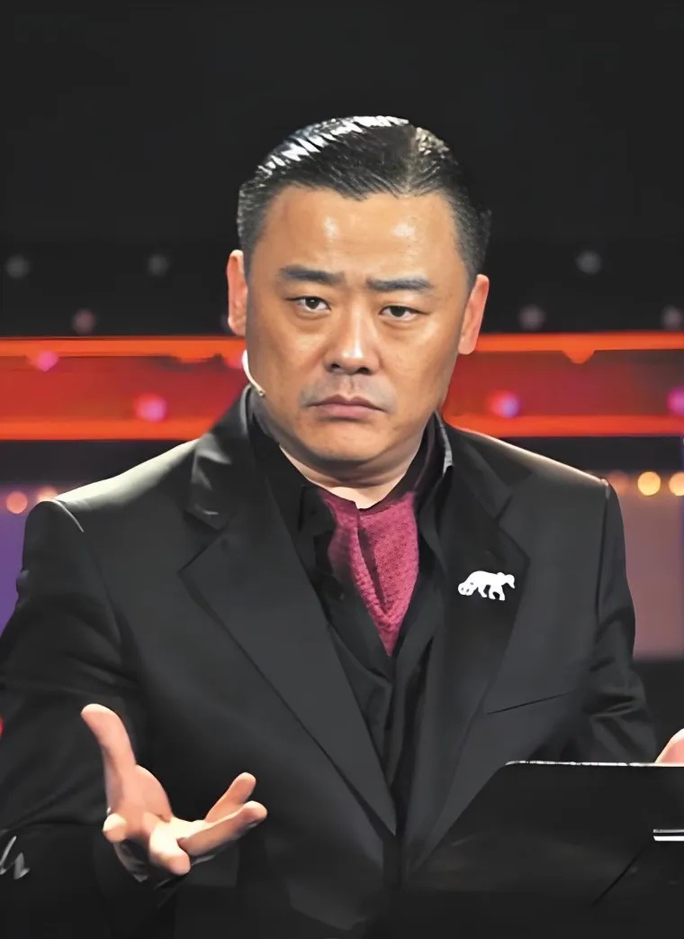 周立波魔怔了!臭名昭著还敢碰瓷军舰,56岁近照大变样