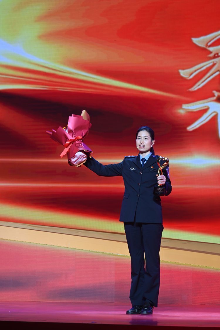 代聊,外卖员……重庆这个女警察多次"化装"打入诈骗团伙内部