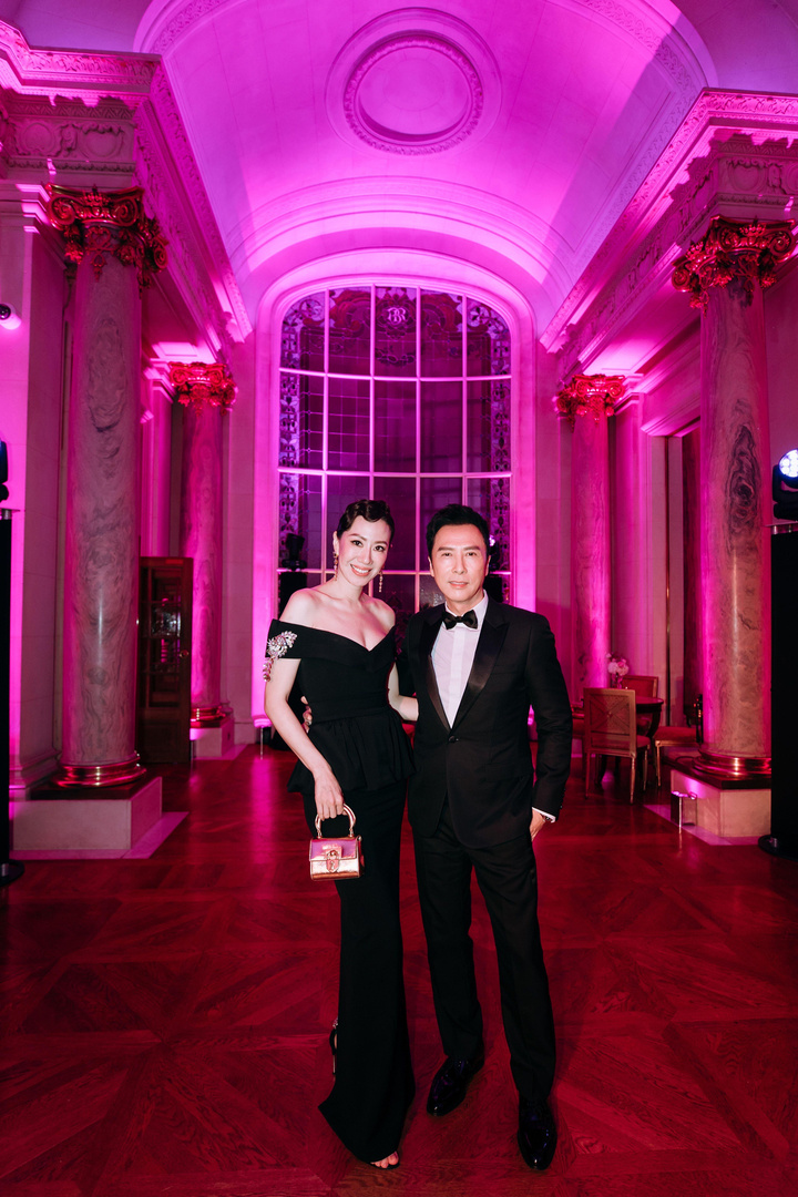 jasmine的伴舞骑士由弟弟james担任,姐弟俩感情深厚