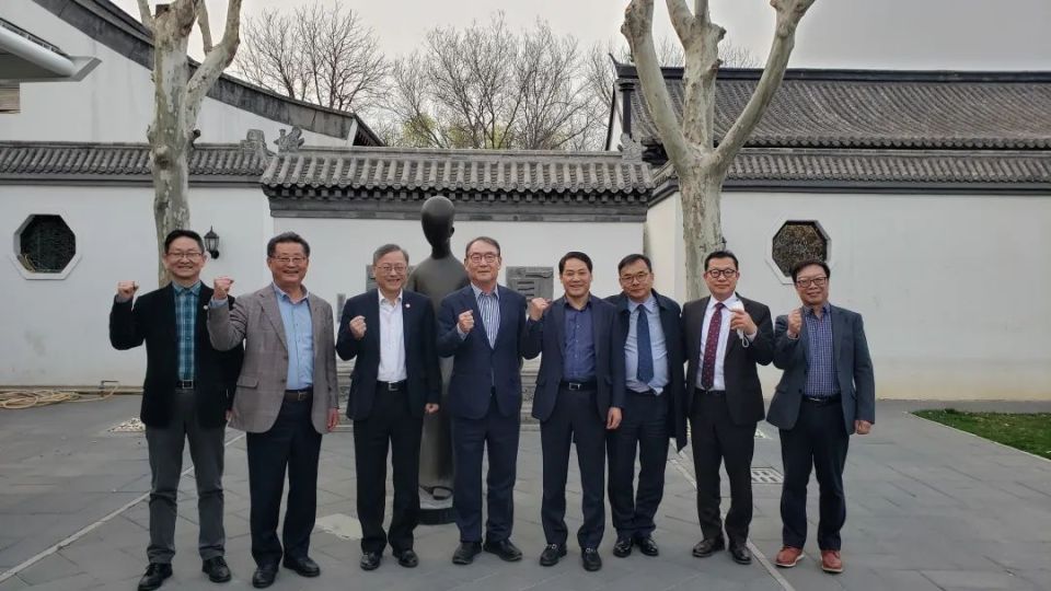 察哈尔学会驻韩国代表张忠义,学会副秘书长马文生参加