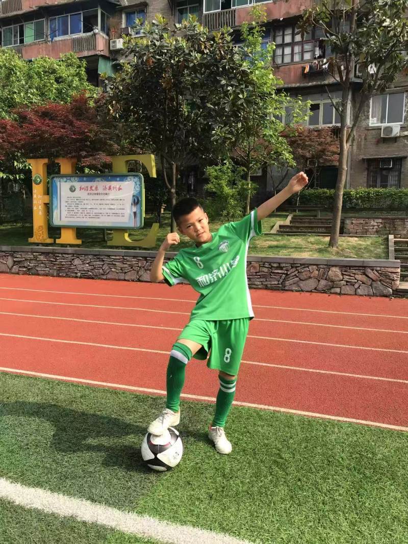 签下西甲球队职业合同的16岁少年刘凯源在重庆开启青训_腾讯新闻