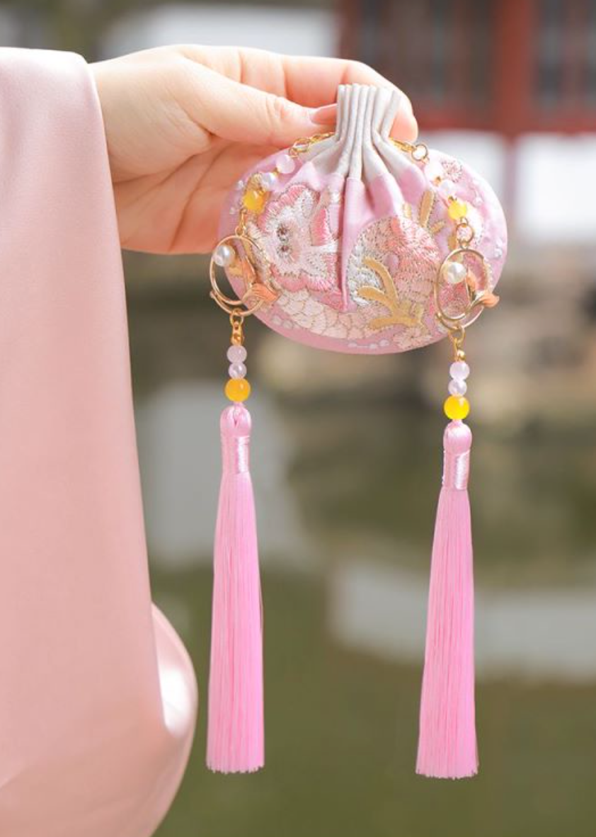 来自专注香包几十年的中国民营文化产业商会香囊(香包)总会会长原创