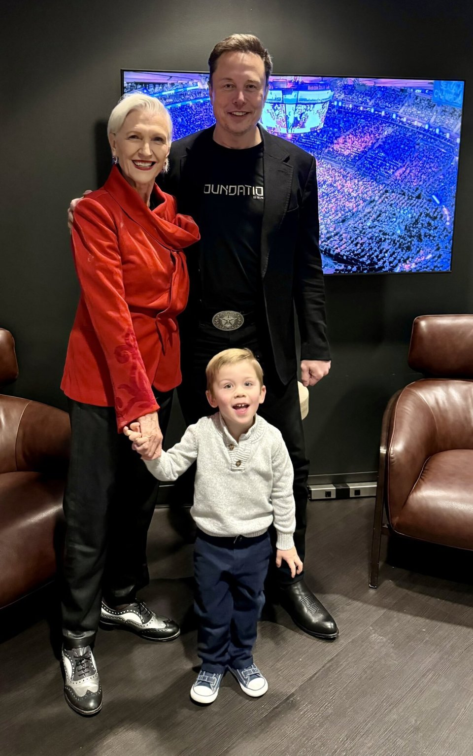 马斯克抱X娃加入特朗普“全家福”，首次同框伊万卡，一天内或增收1077亿-腾讯新闻