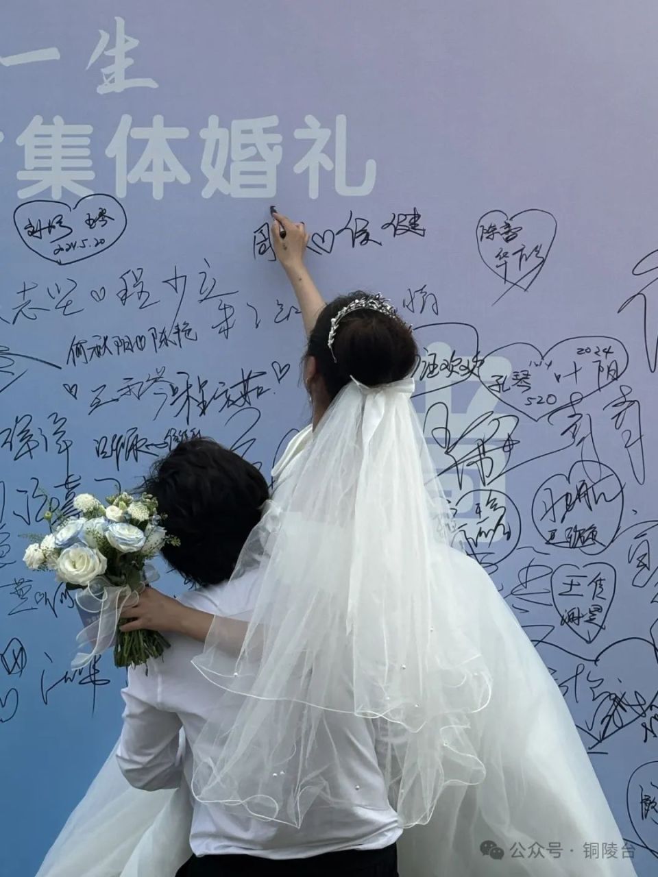 婚礼开始前,满载100对新人的公交车婚车从市委党校出发前往西湖湿地