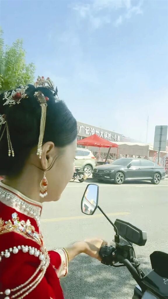 “妈，我们抽空结个婚”“想好了就行”睡到自然醒，电动车当婚车，天津这对新人火了！“仪式能省，饭菜必须硬！”_腾讯新闻
