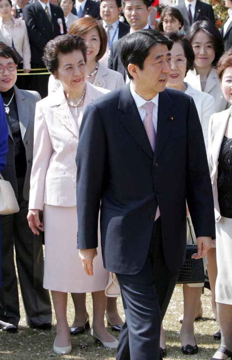 安倍晋三的95岁母亲去世,"安倍家族"就此消失;昭惠与婆婆难合拍_腾讯