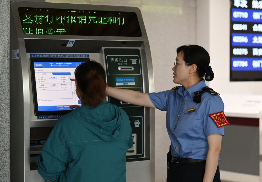 图片故事|"90后"客运值班员:暑运期间每天两万步 用真心服务旅客