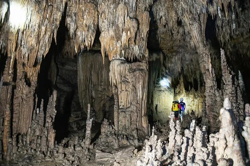 贵州义龙:探秘喀斯特地貌地下溶洞鬼斧神工