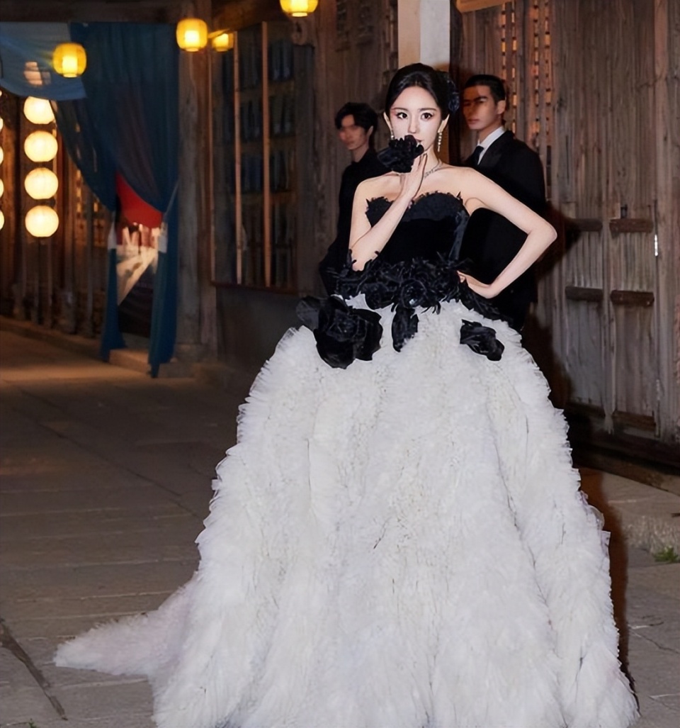 唐嫣穿廉价的影楼婚纱直播卖货全程没笑容她是没有事业心了