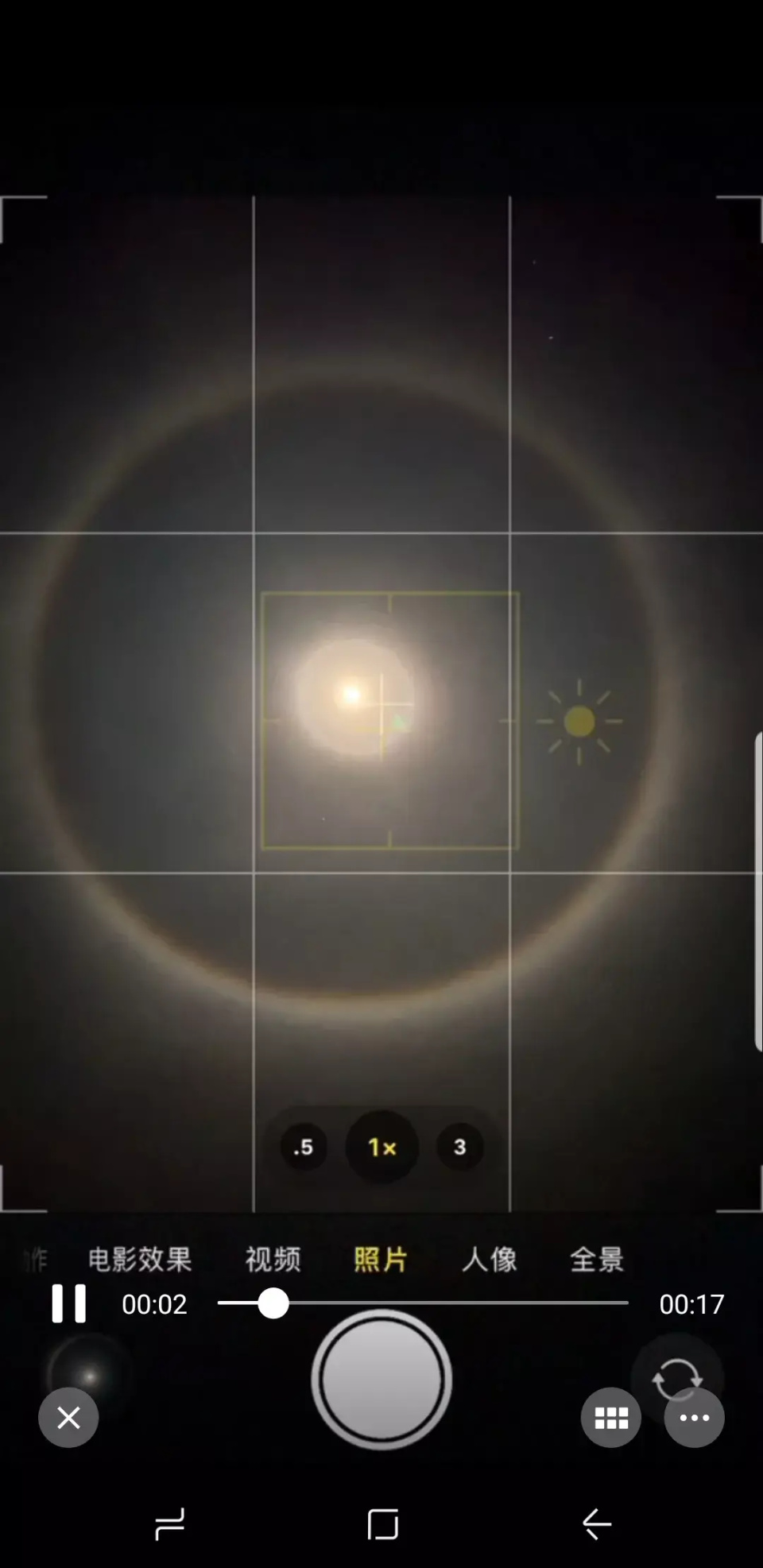 云南曲靖和丽江两地天际均闪现月晕自然奇观皎洁月亮浑圆如同太阳环绕