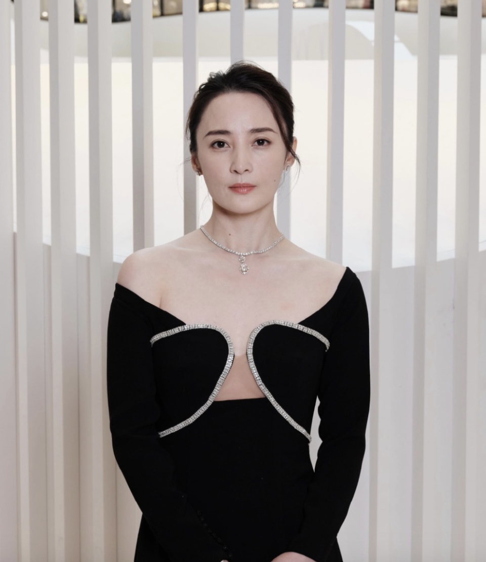 蒋勤勤无修生图流出天鹅颈抢镜白到反光整形医生感慨挑不出错