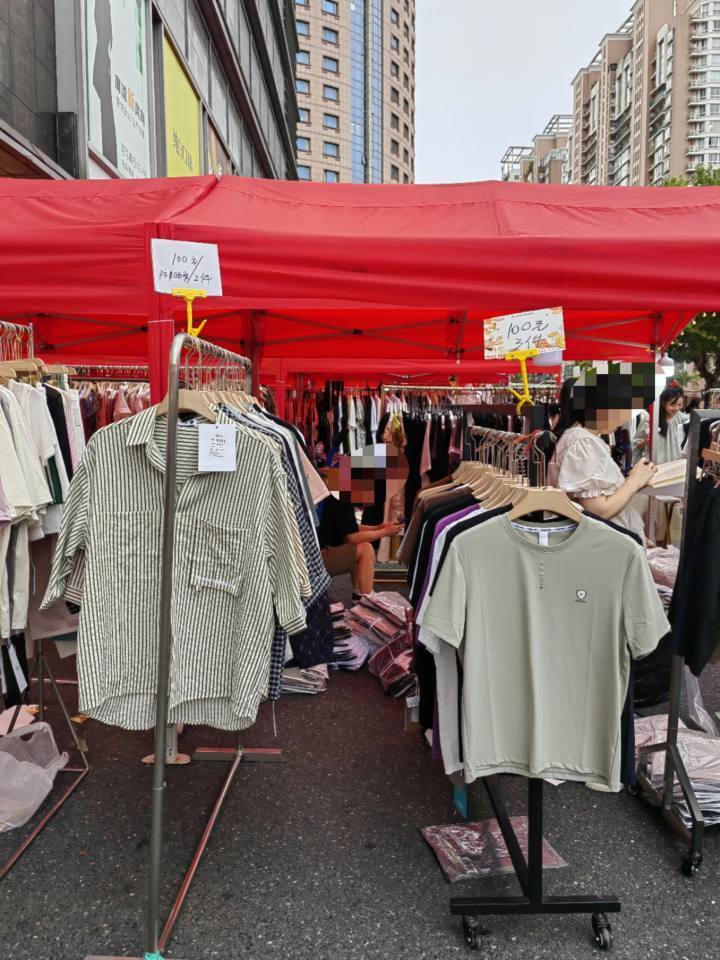 凤起路又多了个新夜市?年轻人都去那人挤人了,一杯奶茶钱就能买衣服