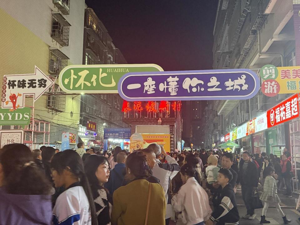 新京报：香港综合正版资料-理发师晓华：店里多了5名理发师，春节期间不涨价，不会上春晚舞台  第4张