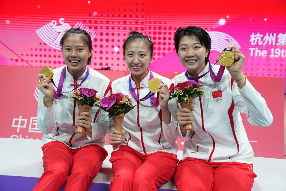 颁奖时刻!中国女排站上亚运冠军领奖台!_腾讯新闻