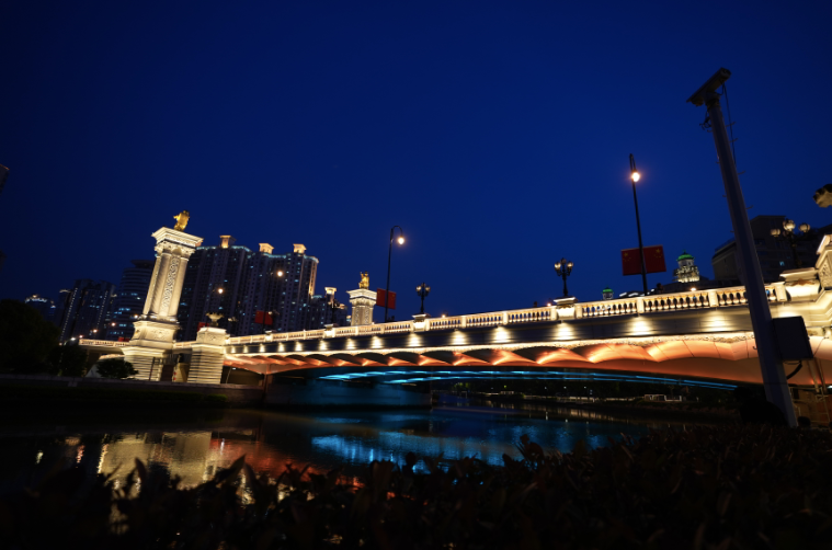 全市首个跨苏州河灯光水幕景观桥正式亮相!