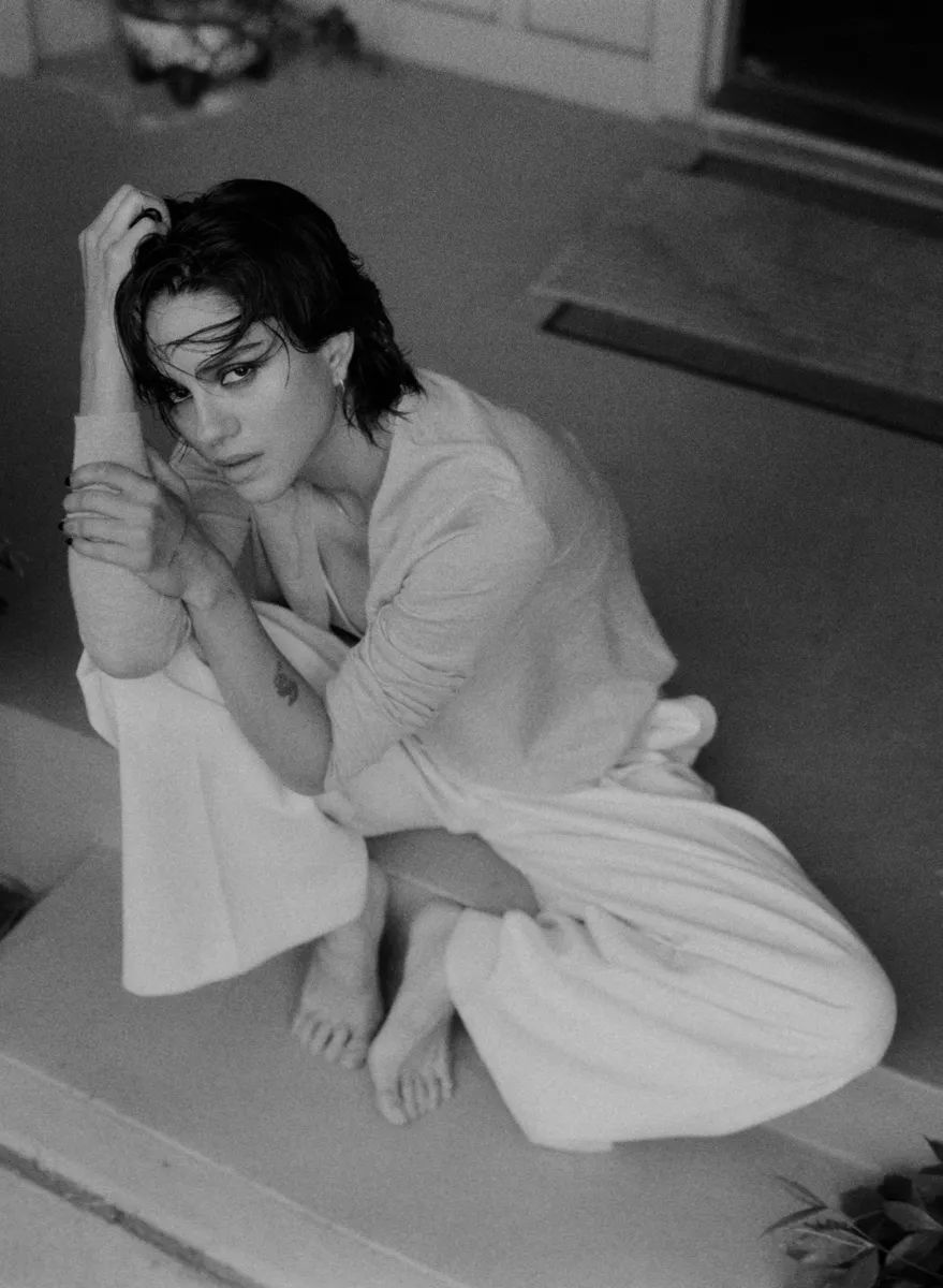 超女萨莎卡莱黑白风格杂志大片颓废造型难掩帅气洒脱