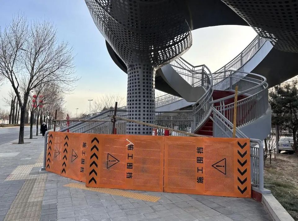 建成1年多，却成“摆设”！北京这座过街天桥何时开通？_腾讯新闻