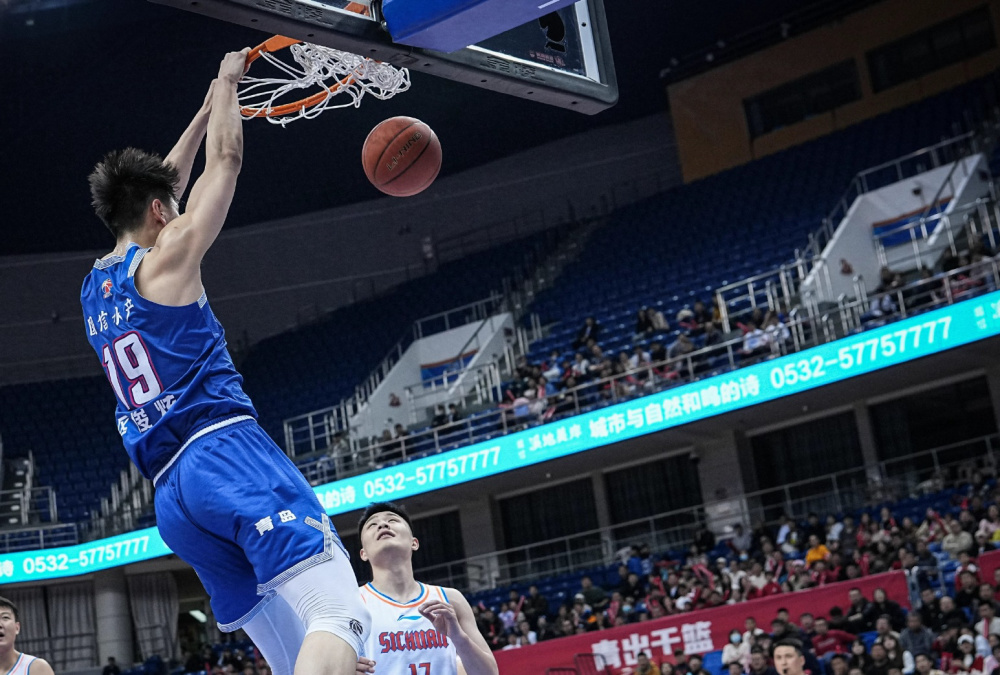 一方面,陈国豪是广东本土球员,拥有不输徐杰与胡明轩的超高人气流量