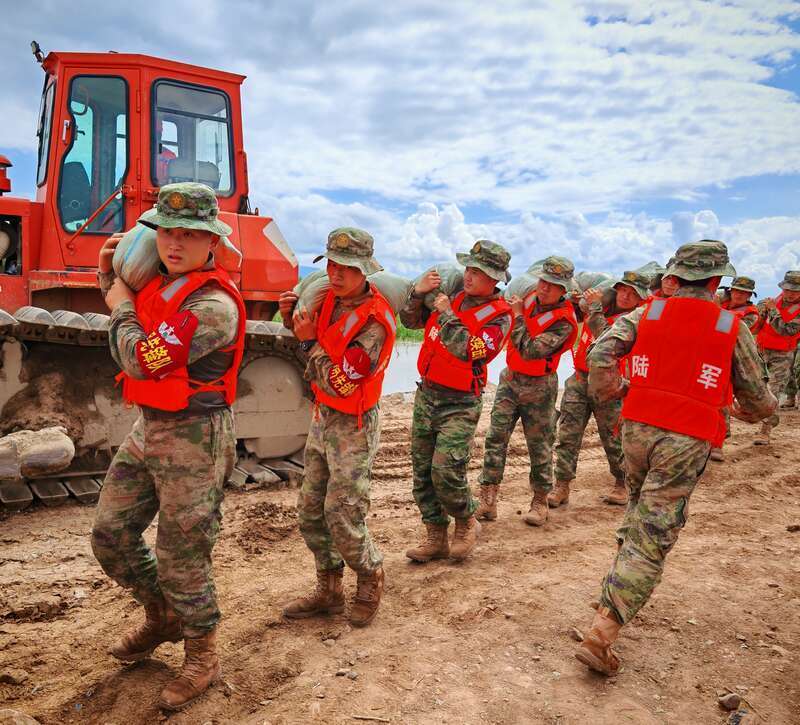 封堵溃口!第79集团军某旅255名官兵驰援抗洪一线