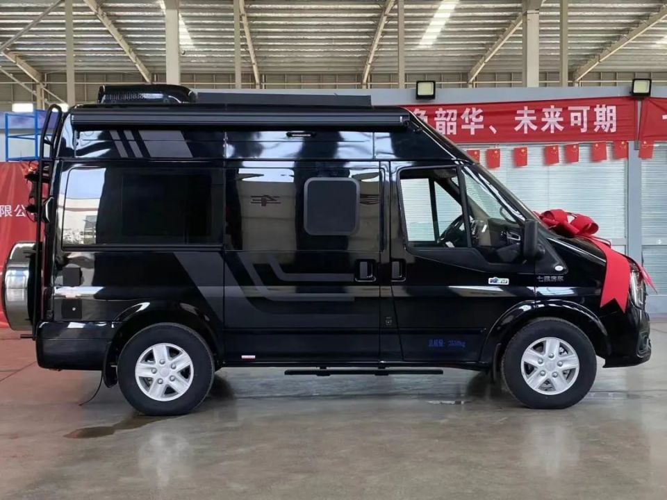 七狼j500城市游侠房车基于福顺底盘打造,车身尺寸为4950×1974×2498.
