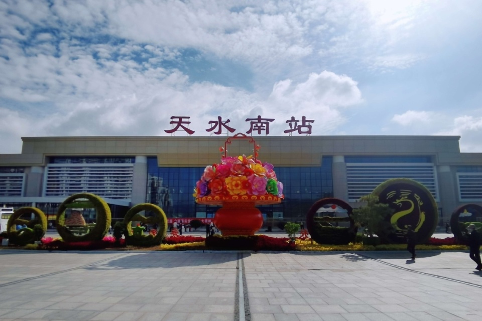 从3月8日开始,铁路客流就逐渐呈现攀升的态势,以天水南站为例,3月15