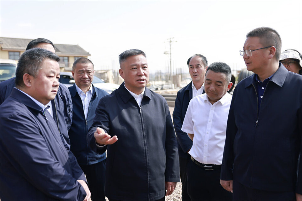 李先祥在麒麟区调研重大产业项目建设及两污治理工作时强调坚持共建共