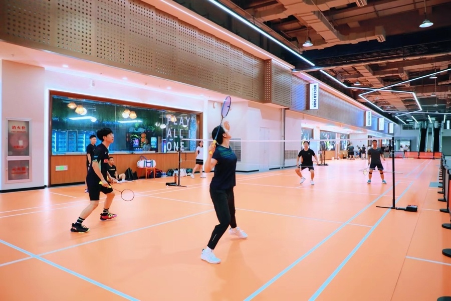 上海外滩,金融商务圈楼下的健身房1小时只收费3元,还有"超五星级"球场