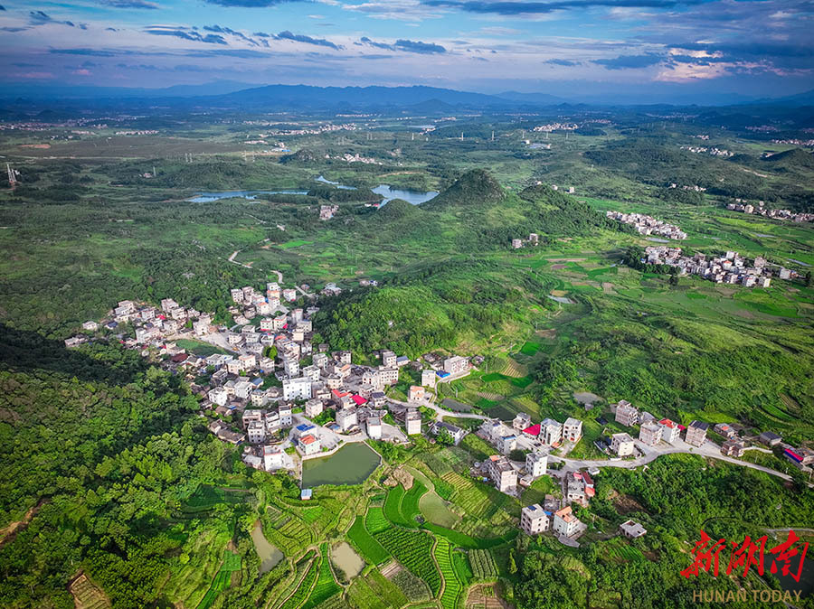 近年,该县持续加强美丽乡村,农村道路和水利建设,优化农村人居环境