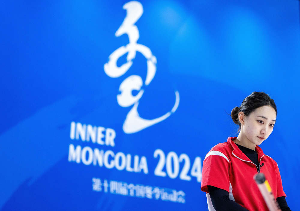 2月22日,云南队选手李盈彤(中)在比赛中.最终,云南队2比4不敌甘肃队.