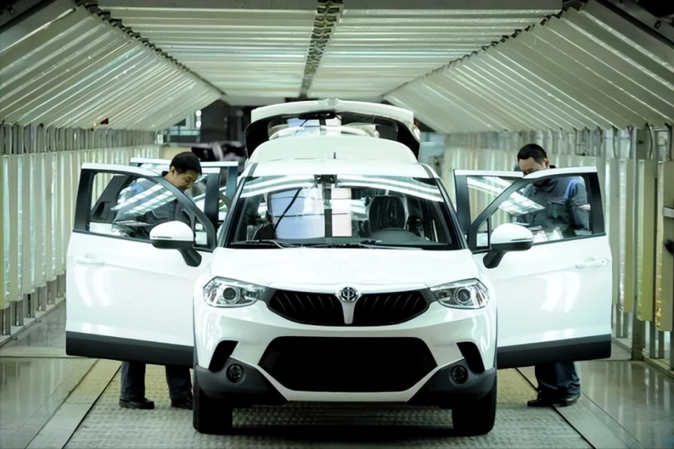 可惜的是,最终因自身的偏执和华晨归属权问题,仰融最终出走他国.