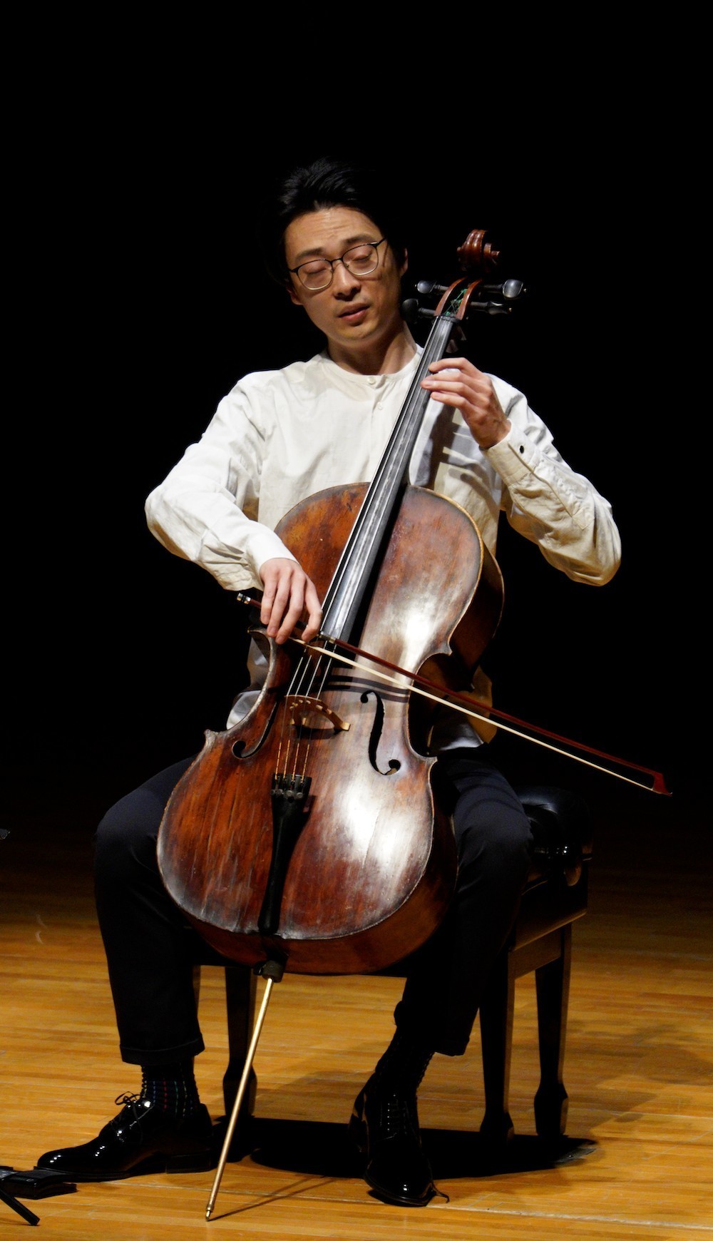 爱机车爱摇滚成功挑战巴赫全套"大无",青年大提琴演奏家莫漠的"反差萌