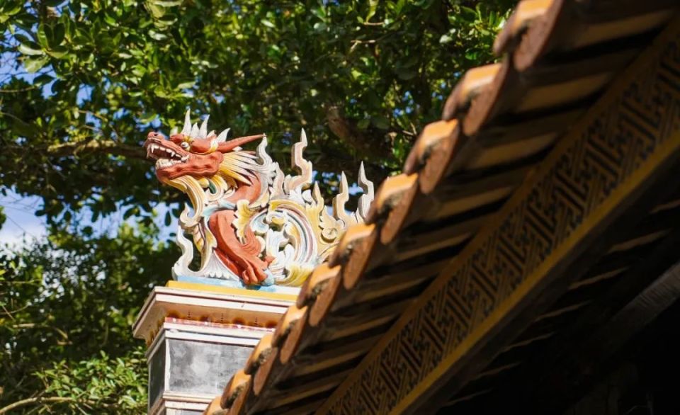 文昌灰塑题材广泛,乡土气息浓郁,图案主要有如意,花草,花篮,喜鹊,蝙蝠