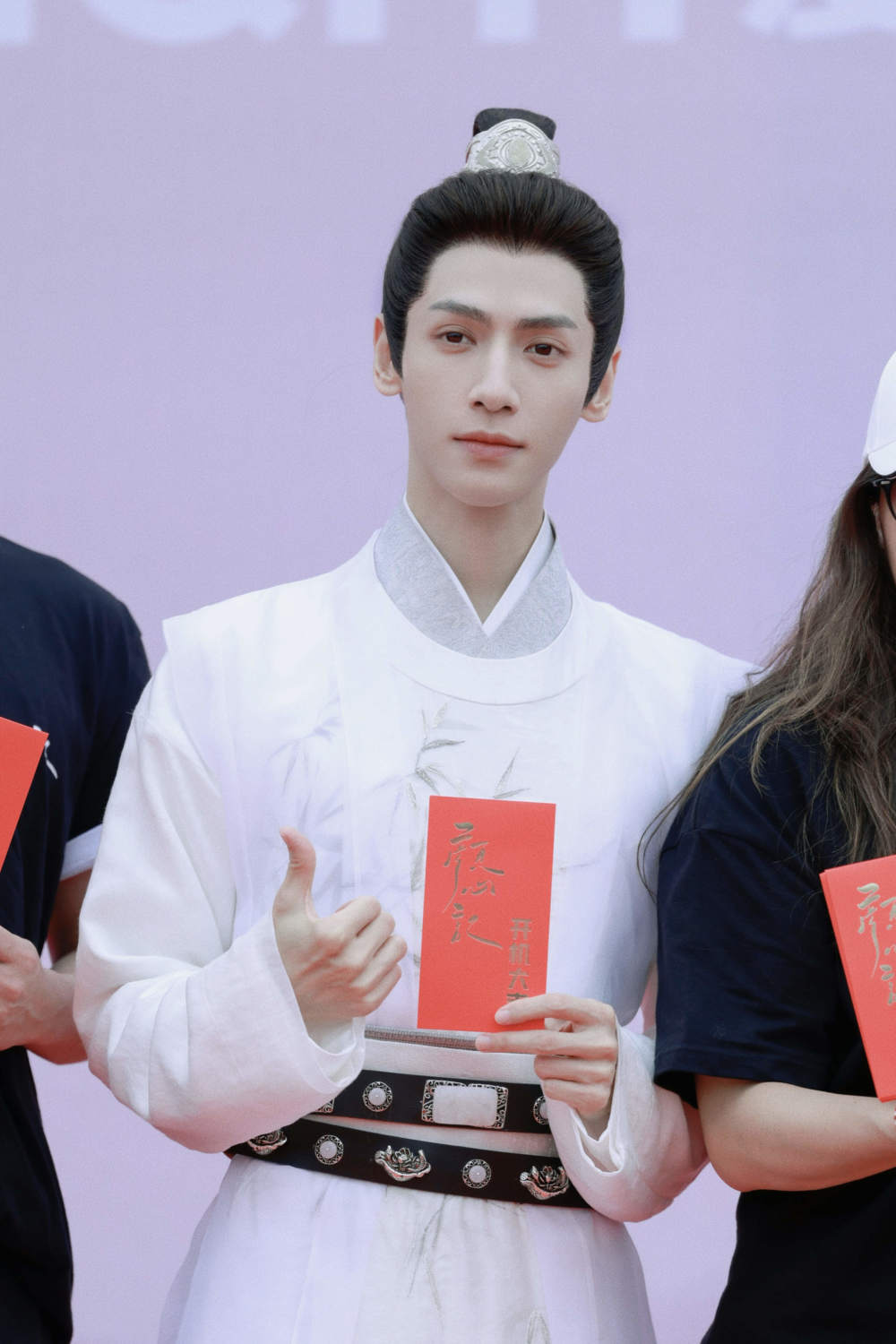 该剧晚唐时期的设定,让外界对于罗云熙的新造型尤为期待.