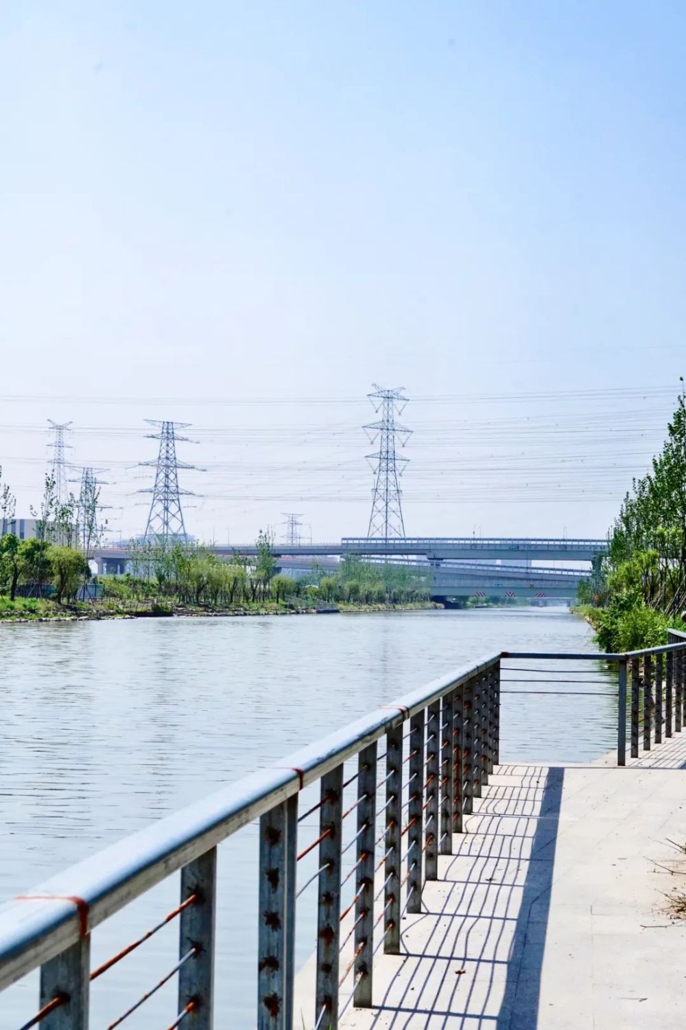 在河道整治的基础上,白马塘村还沿河新建了栏杆,铺设了亲水步道,树木