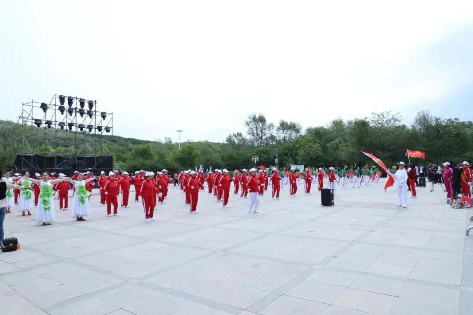 九支队伍300余人广场舞展演献舞首山槐花节