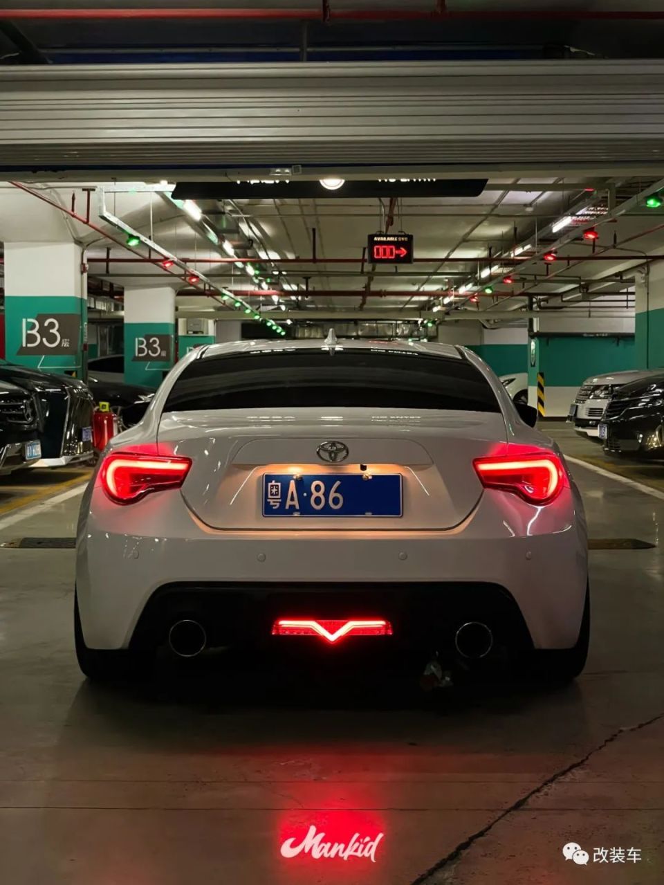 竞技走街风的丰田86白色车身白色轮毂的状态很有jdm范