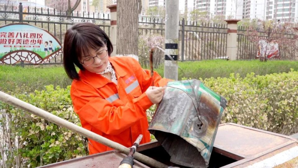 一把扫帚,一个簸箕,一辆板车,不管是春夏秋冬还是