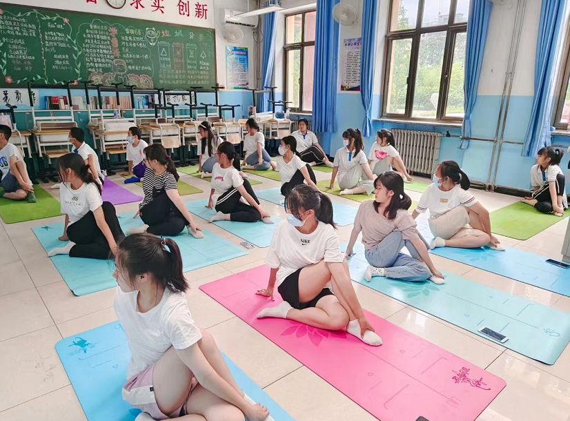 瑜伽社团只招收初二学生目前开始了自己的瑜伽锻炼在专业教练的带领下