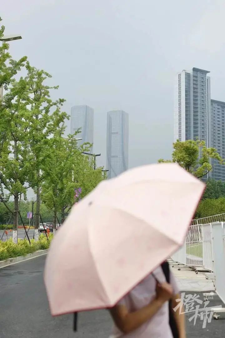 你今天出门带伞了吗?杭州的阵雨雷暴在路上了-腾讯新闻