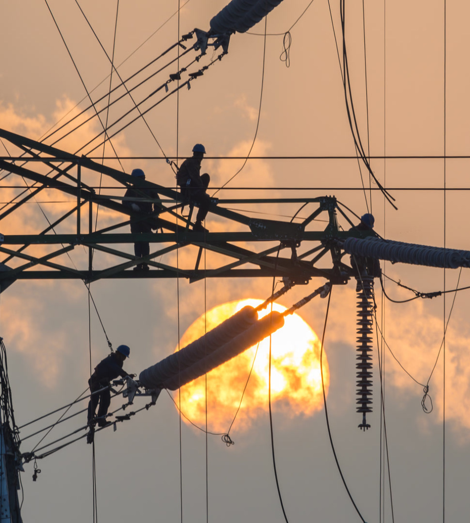 夕阳中最美剪影!致敬高温下的电力工人们